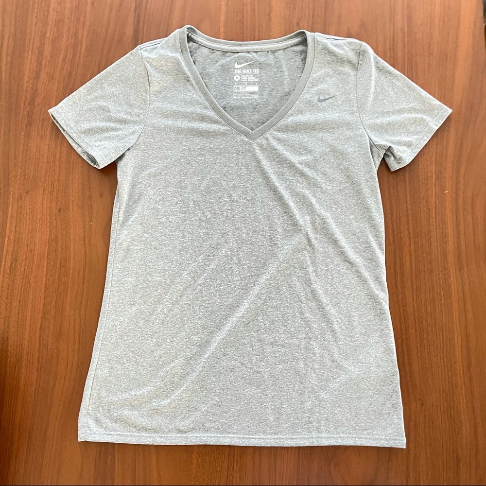 NIKE Athletic Cut V-Neck Tee Dri-Fit M Grey